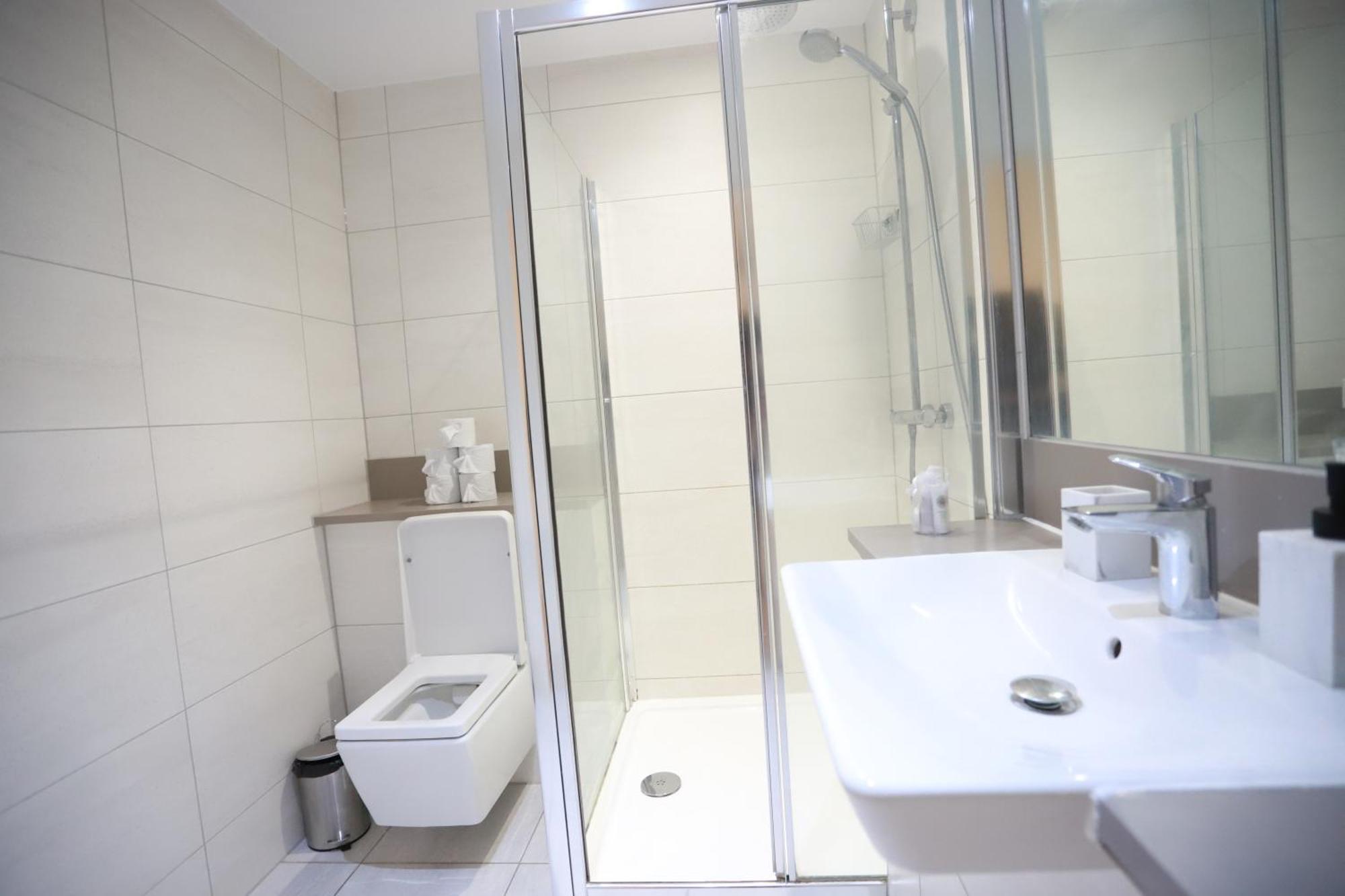 Spacious 3-Story Retreat With Rooftop Terrace And Modern Amenities Londyn Zewnętrze zdjęcie