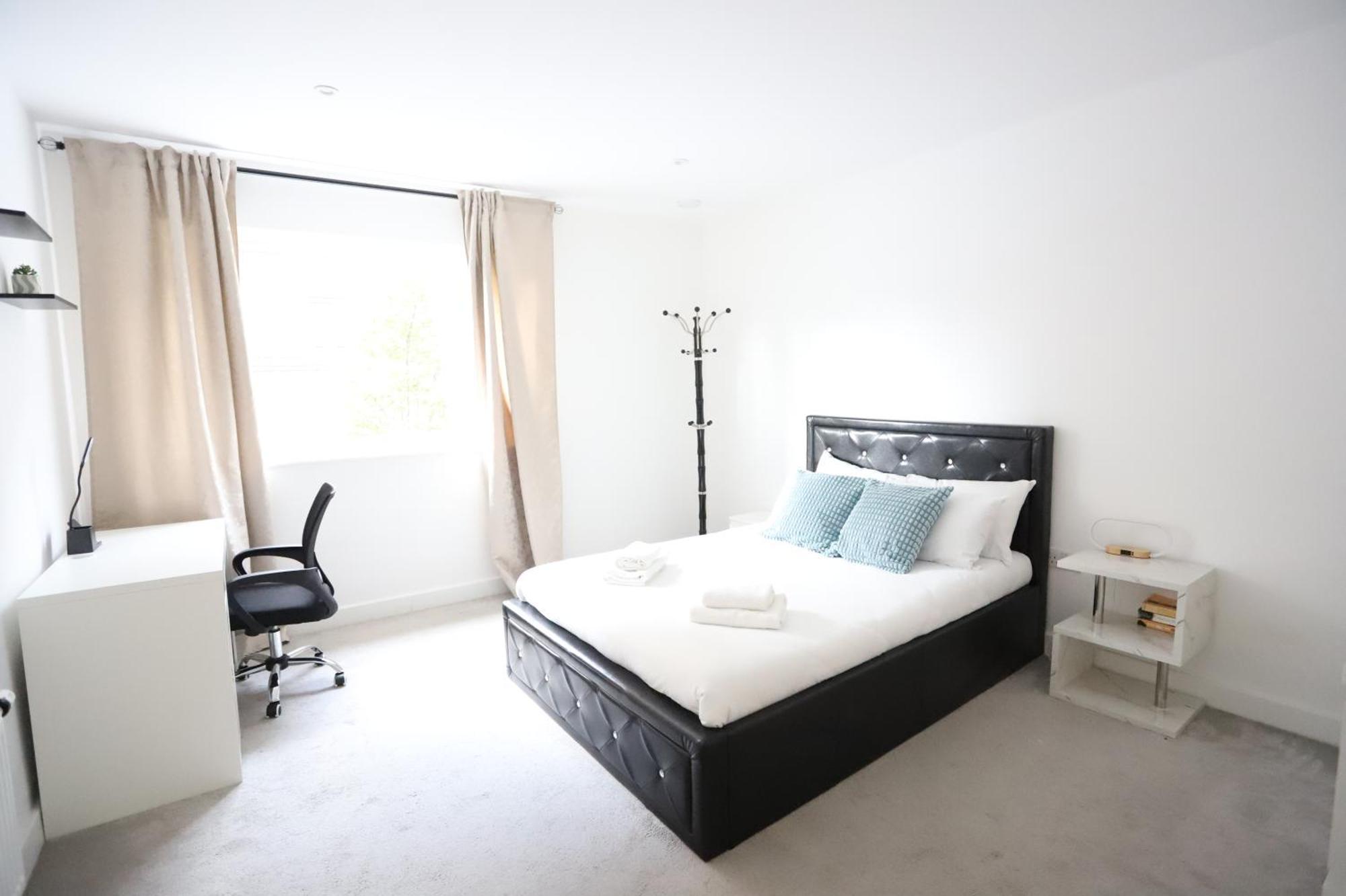 Spacious 3-Story Retreat With Rooftop Terrace And Modern Amenities Londyn Zewnętrze zdjęcie