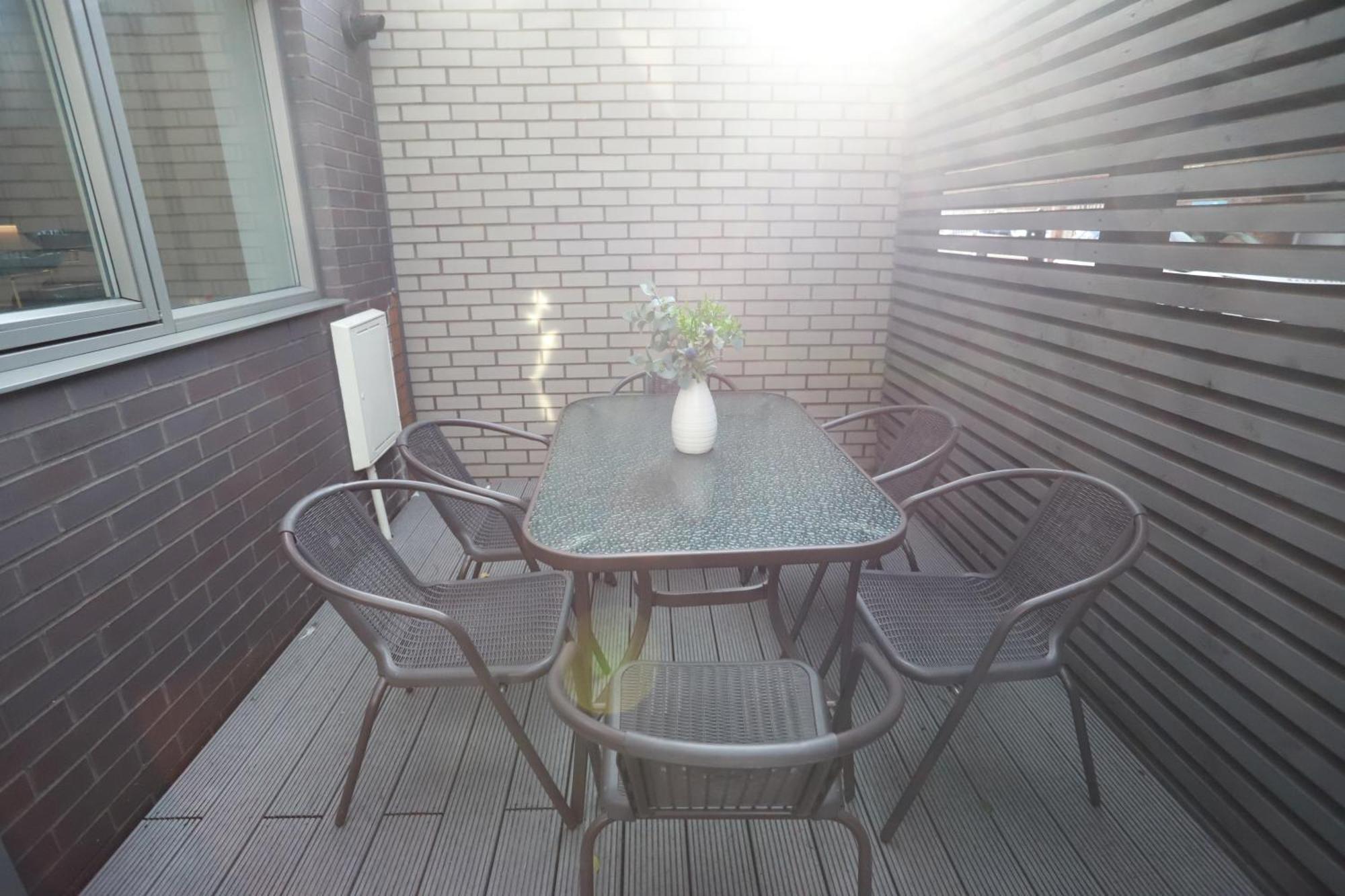Spacious 3-Story Retreat With Rooftop Terrace And Modern Amenities Londyn Zewnętrze zdjęcie