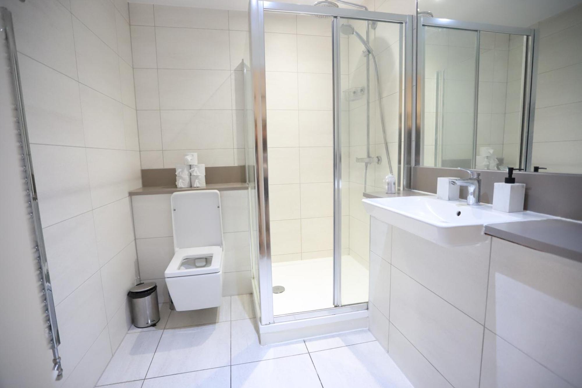 Spacious 3-Story Retreat With Rooftop Terrace And Modern Amenities Londyn Zewnętrze zdjęcie