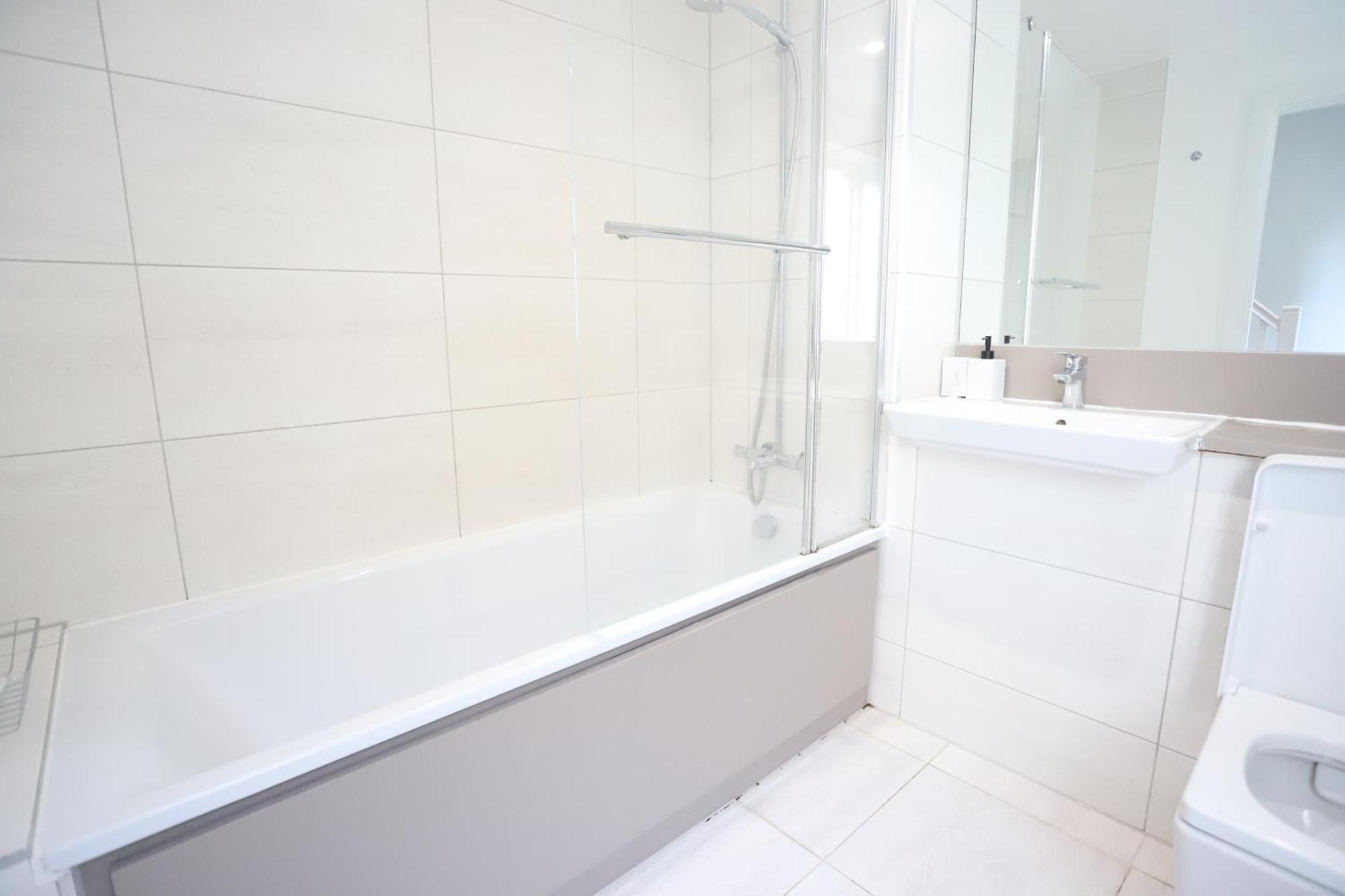 Spacious 3-Story Retreat With Rooftop Terrace And Modern Amenities Londyn Zewnętrze zdjęcie