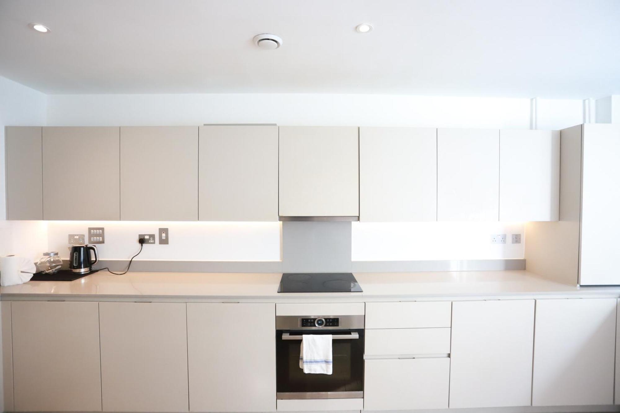 Spacious 3-Story Retreat With Rooftop Terrace And Modern Amenities Londyn Zewnętrze zdjęcie