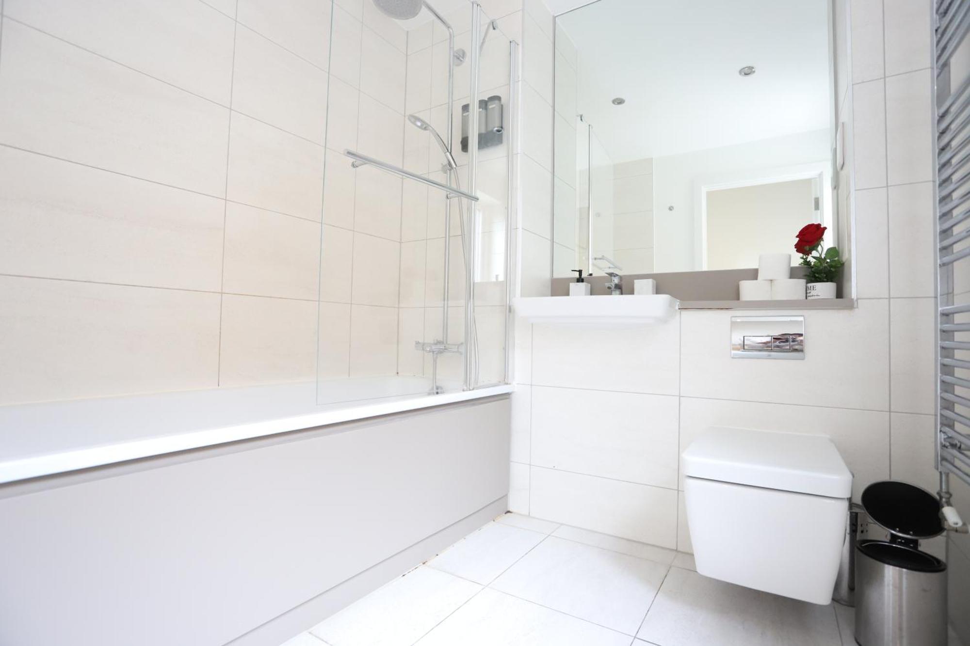 Spacious 3-Story Retreat With Rooftop Terrace And Modern Amenities Londyn Zewnętrze zdjęcie