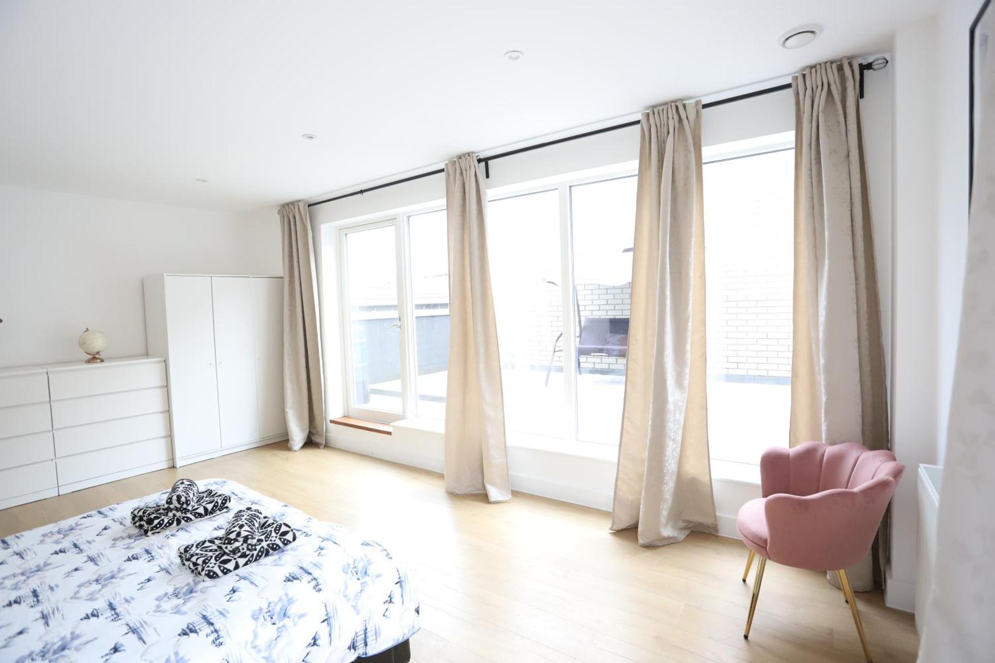 Spacious 3-Story Retreat With Rooftop Terrace And Modern Amenities Londyn Zewnętrze zdjęcie