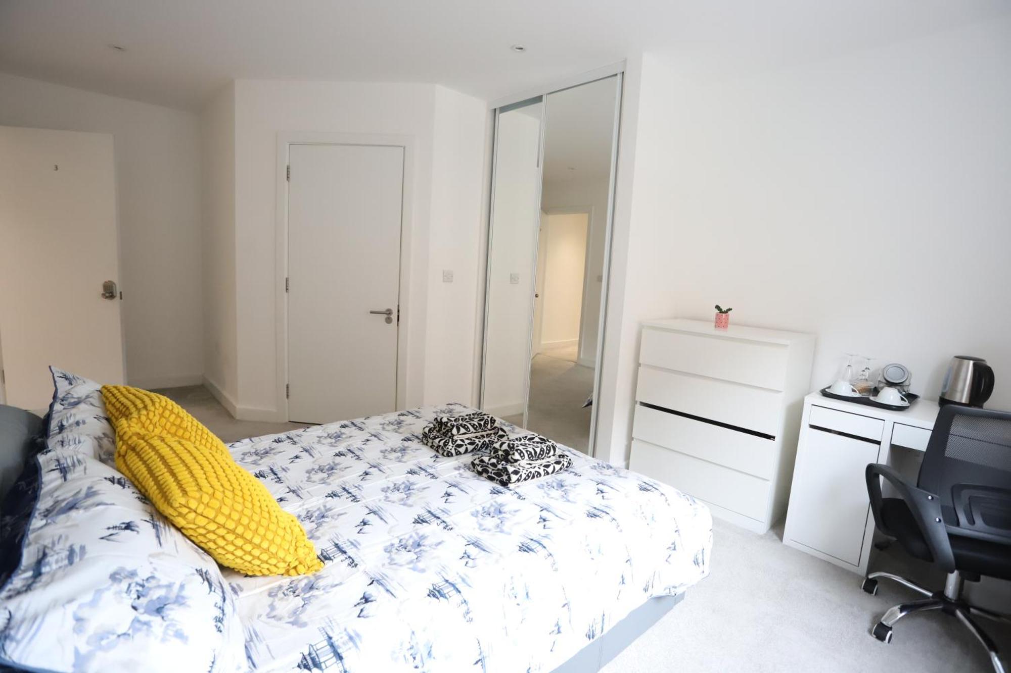 Spacious 3-Story Retreat With Rooftop Terrace And Modern Amenities Londyn Zewnętrze zdjęcie