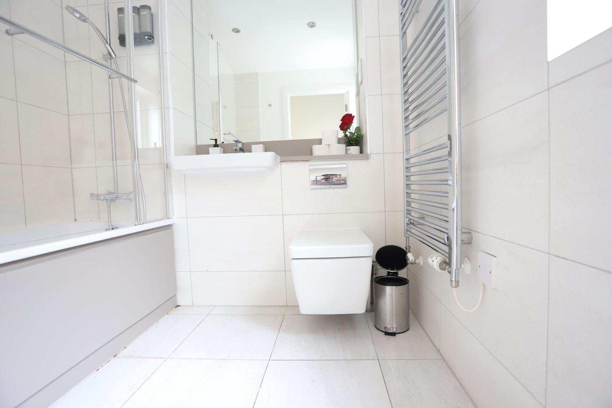 Spacious 3-Story Retreat With Rooftop Terrace And Modern Amenities Londyn Zewnętrze zdjęcie