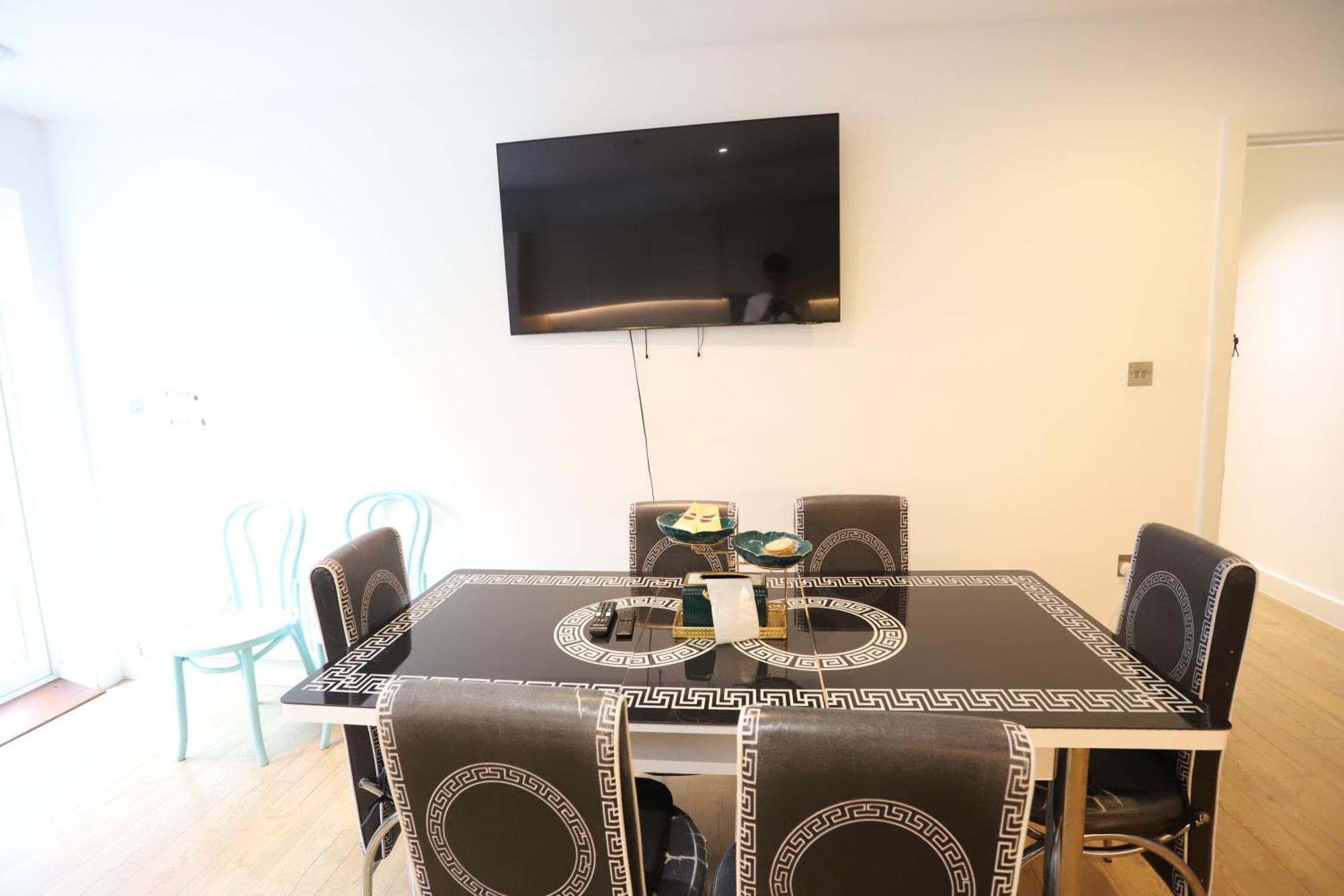 Spacious 3-Story Retreat With Rooftop Terrace And Modern Amenities Londyn Zewnętrze zdjęcie