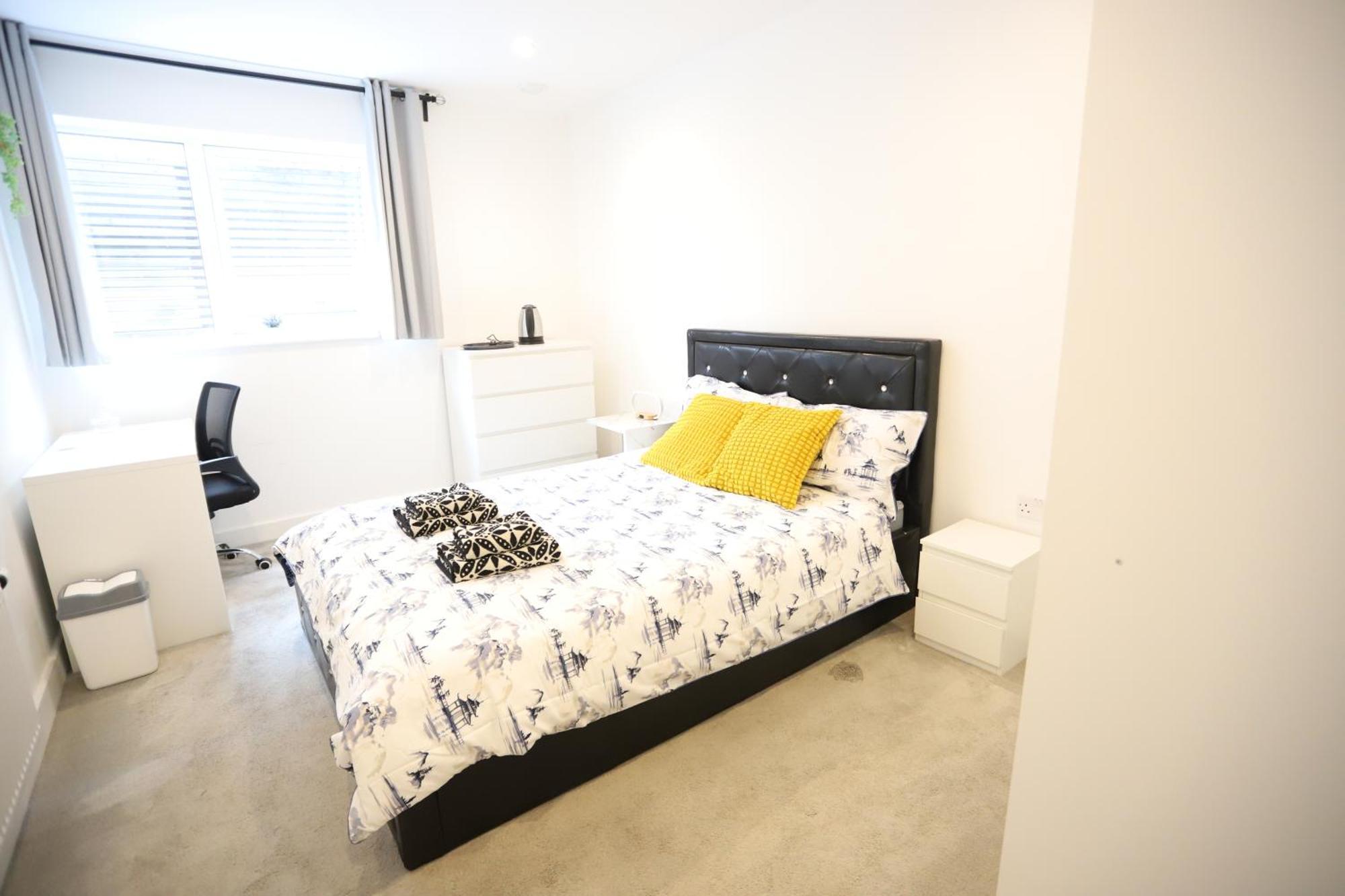 Spacious 3-Story Retreat With Rooftop Terrace And Modern Amenities Londyn Zewnętrze zdjęcie