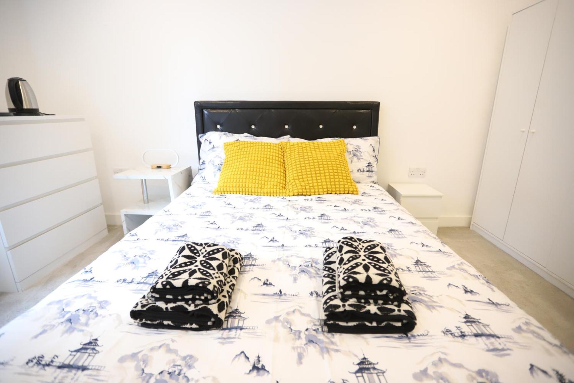 Spacious 3-Story Retreat With Rooftop Terrace And Modern Amenities Londyn Zewnętrze zdjęcie