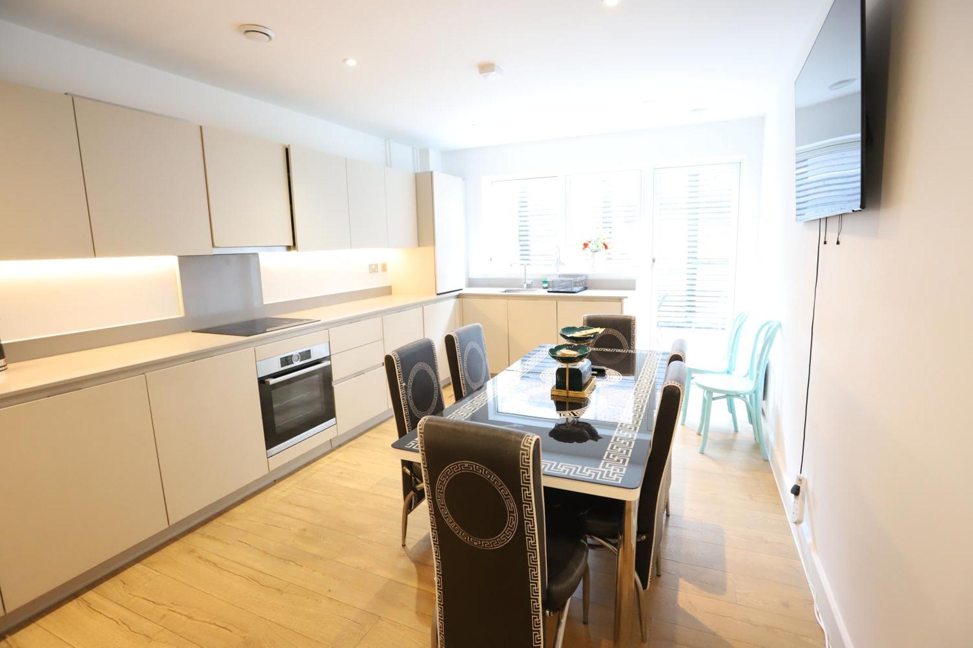Spacious 3-Story Retreat With Rooftop Terrace And Modern Amenities Londyn Zewnętrze zdjęcie