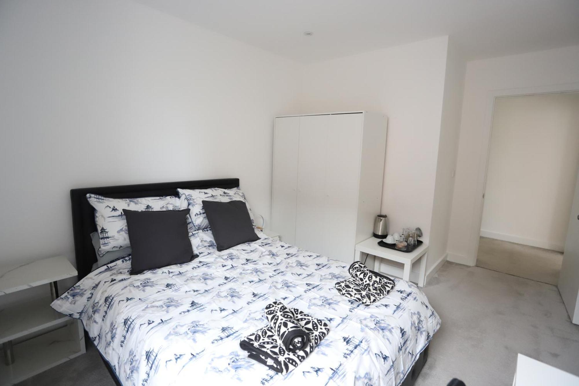 Spacious 3-Story Retreat With Rooftop Terrace And Modern Amenities Londyn Zewnętrze zdjęcie