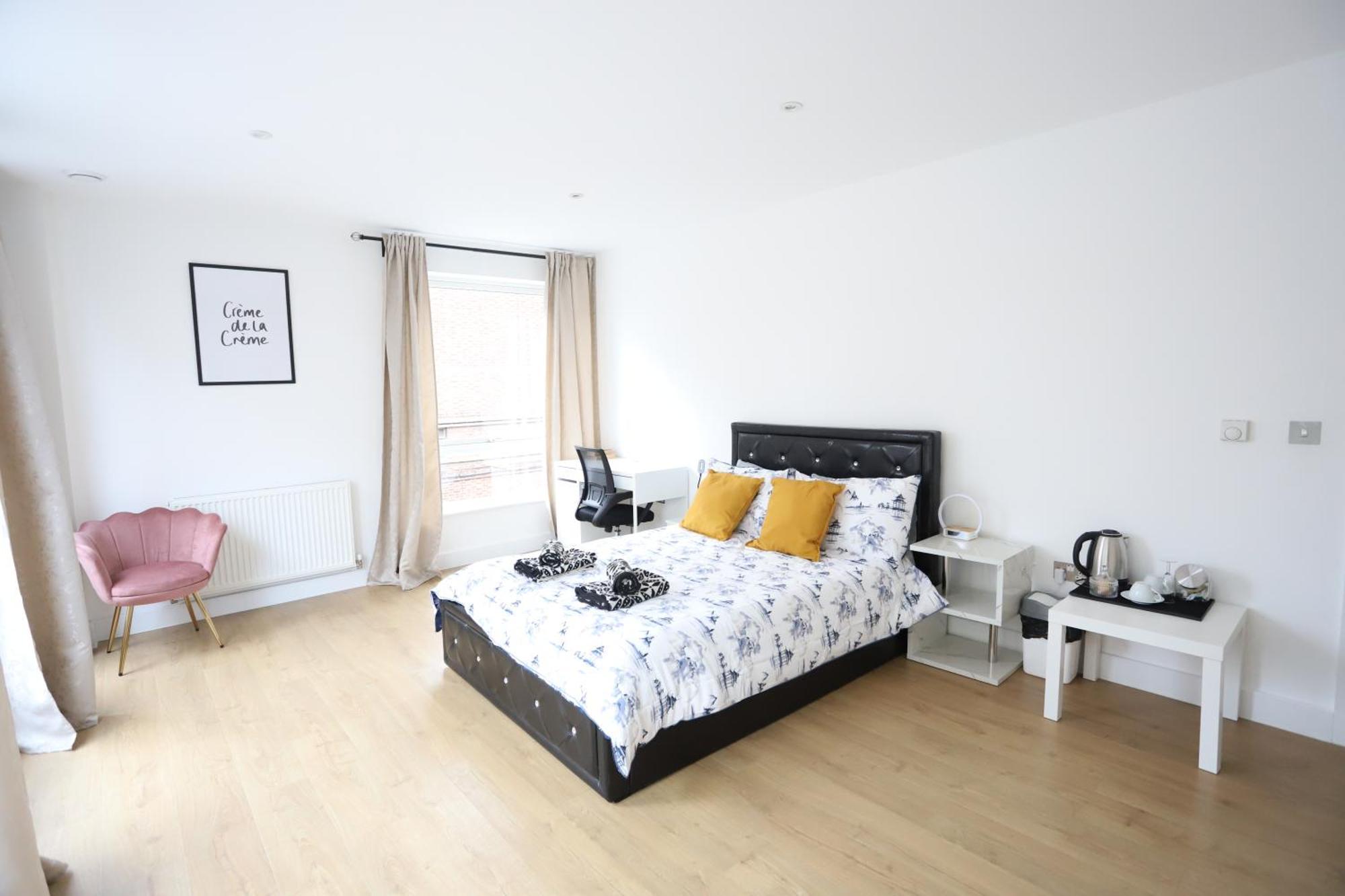 Spacious 3-Story Retreat With Rooftop Terrace And Modern Amenities Londyn Zewnętrze zdjęcie