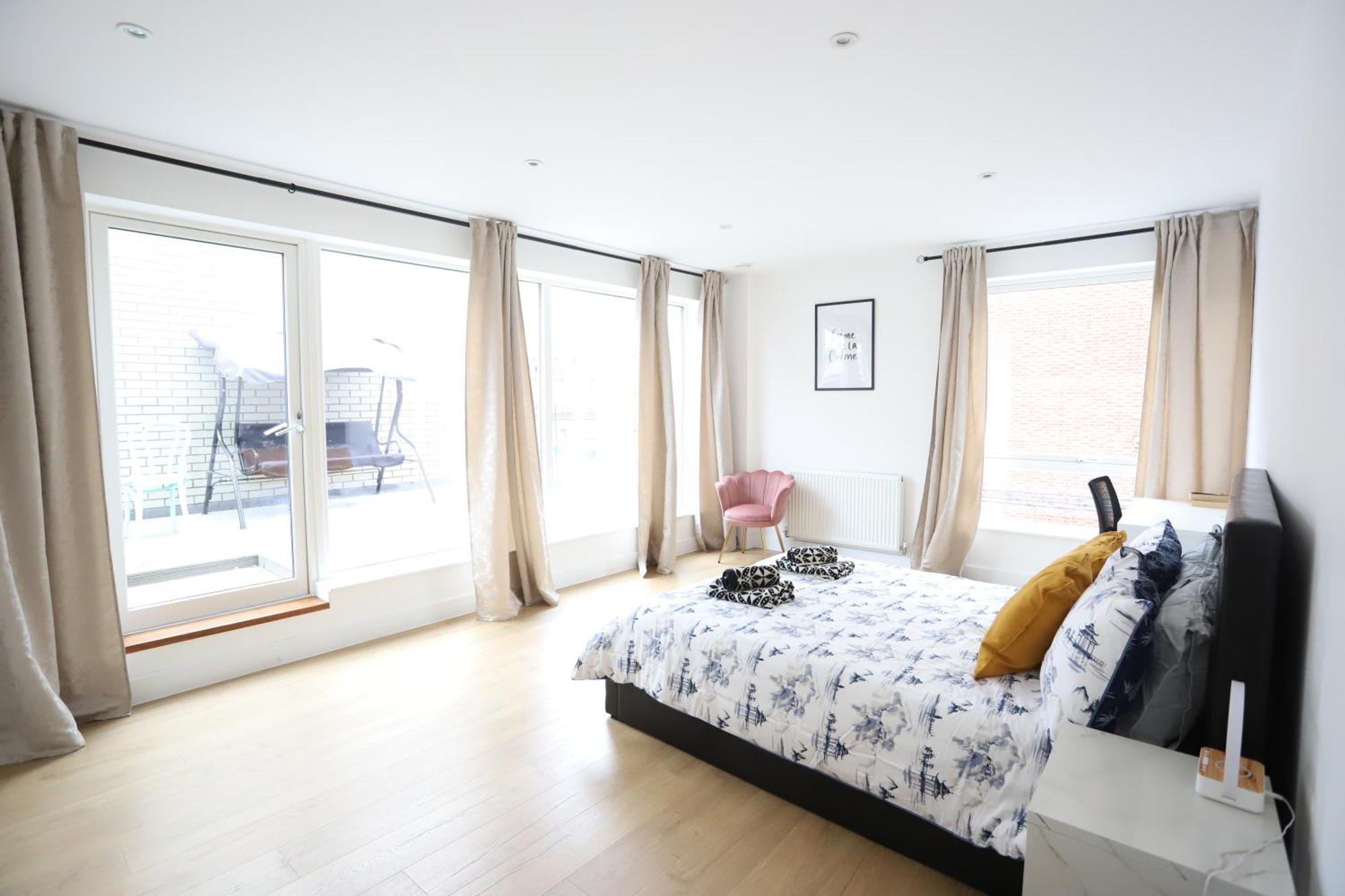 Spacious 3-Story Retreat With Rooftop Terrace And Modern Amenities Londyn Zewnętrze zdjęcie