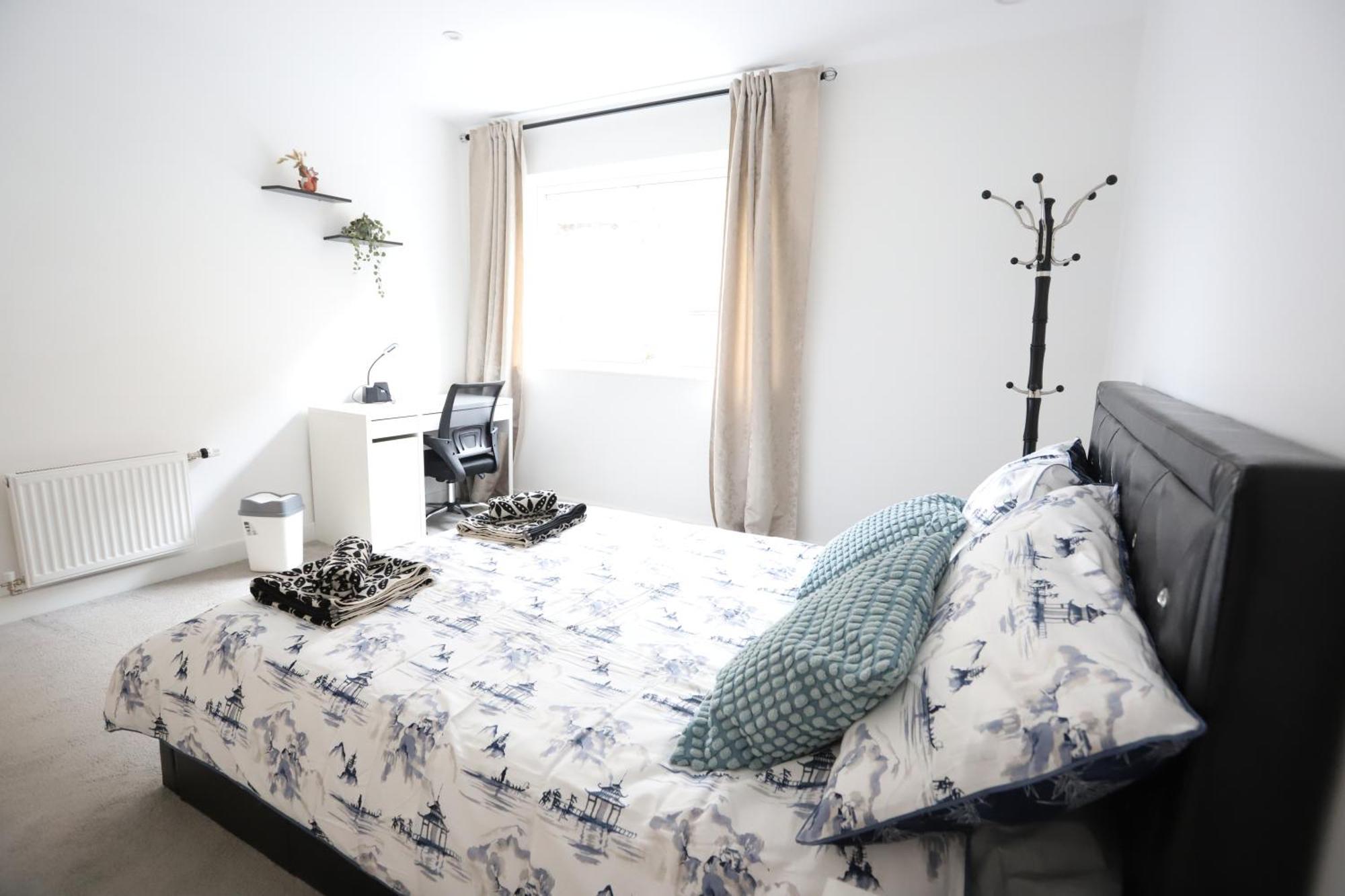 Spacious 3-Story Retreat With Rooftop Terrace And Modern Amenities Londyn Zewnętrze zdjęcie