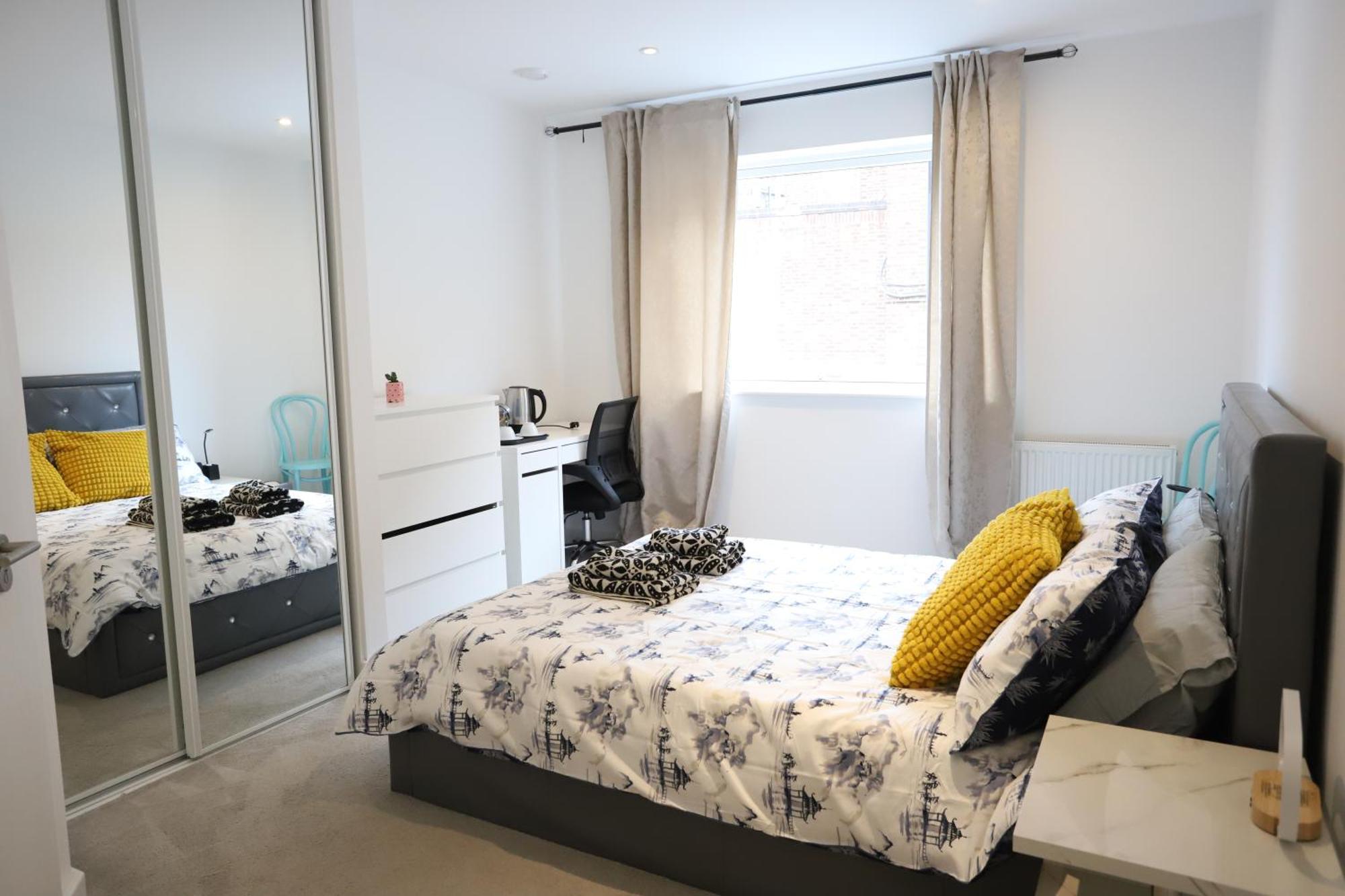 Spacious 3-Story Retreat With Rooftop Terrace And Modern Amenities Londyn Zewnętrze zdjęcie