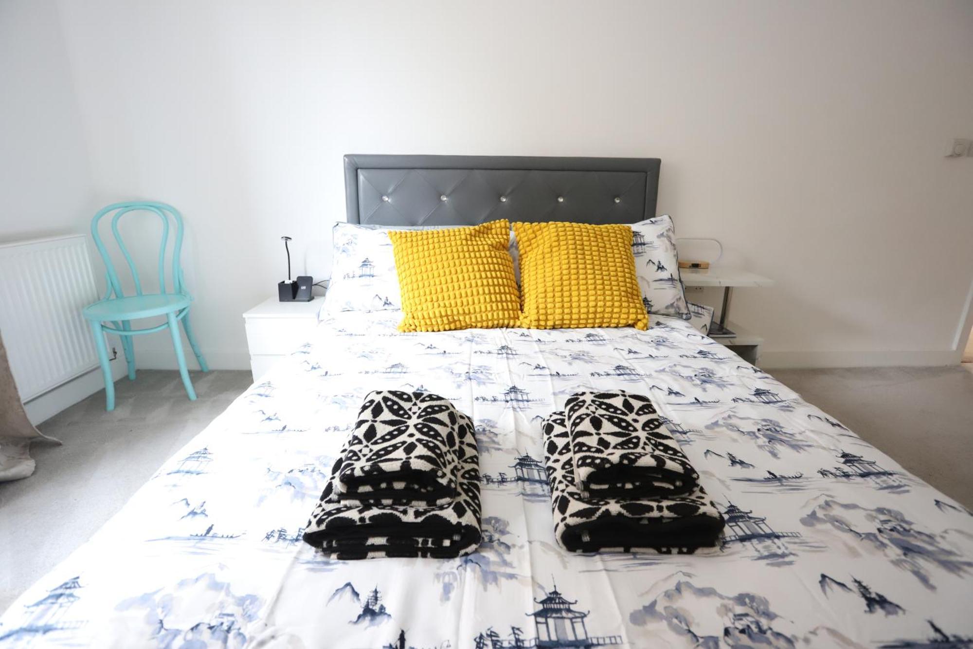 Spacious 3-Story Retreat With Rooftop Terrace And Modern Amenities Londyn Zewnętrze zdjęcie