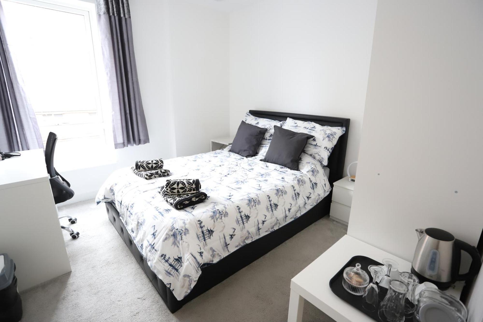 Spacious 3-Story Retreat With Rooftop Terrace And Modern Amenities Londyn Zewnętrze zdjęcie
