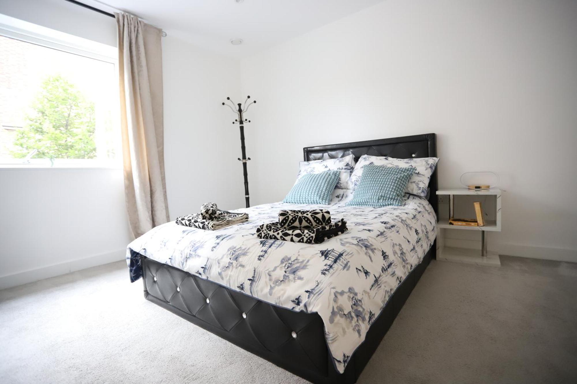 Spacious 3-Story Retreat With Rooftop Terrace And Modern Amenities Londyn Zewnętrze zdjęcie