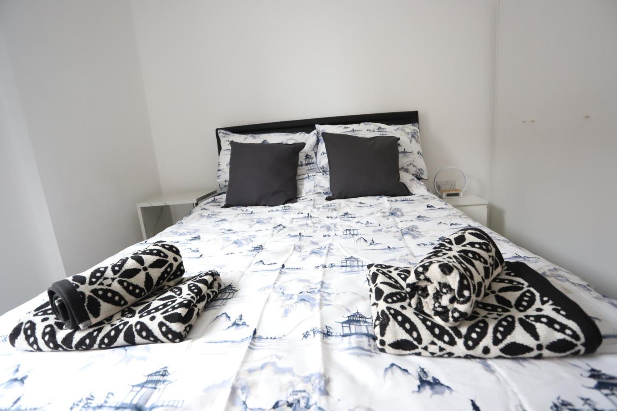 Spacious 3-Story Retreat With Rooftop Terrace And Modern Amenities Londyn Zewnętrze zdjęcie