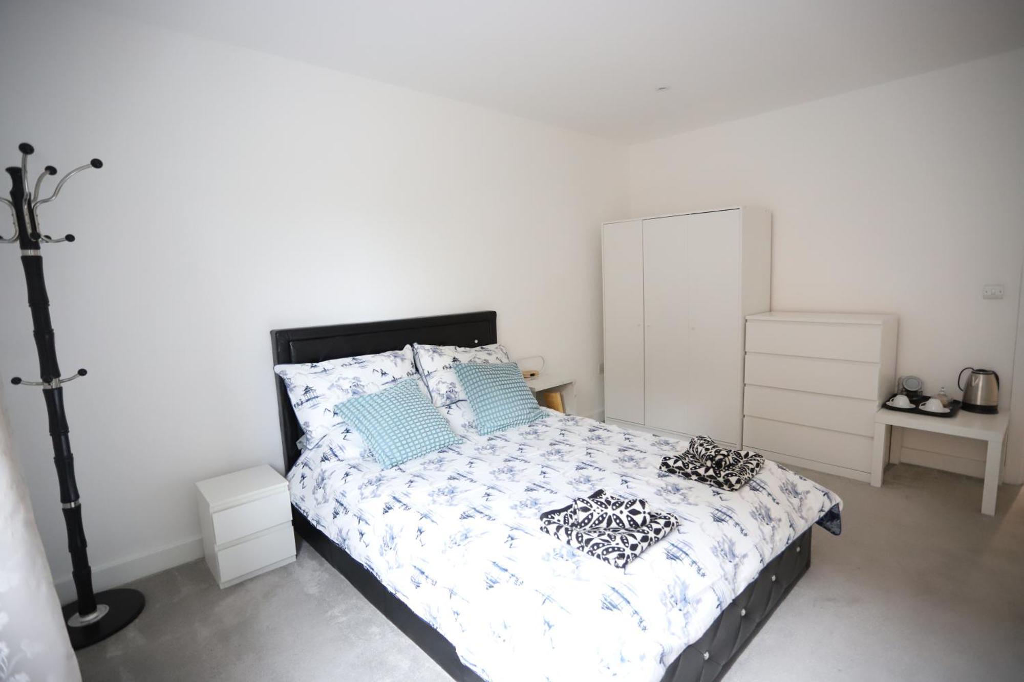 Spacious 3-Story Retreat With Rooftop Terrace And Modern Amenities Londyn Zewnętrze zdjęcie