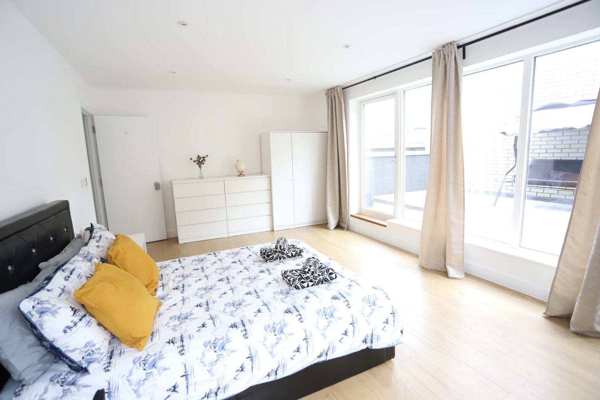 Spacious 3-Story Retreat With Rooftop Terrace And Modern Amenities Londyn Zewnętrze zdjęcie