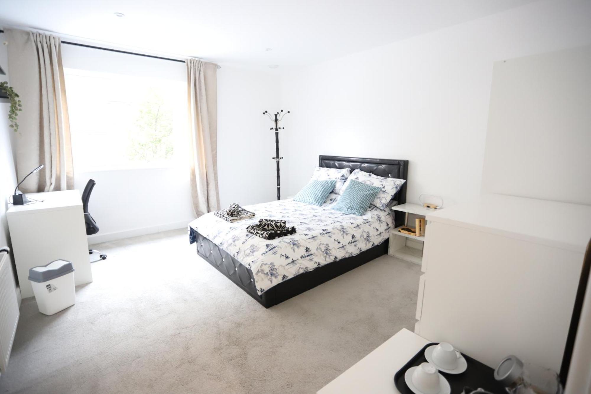 Spacious 3-Story Retreat With Rooftop Terrace And Modern Amenities Londyn Zewnętrze zdjęcie
