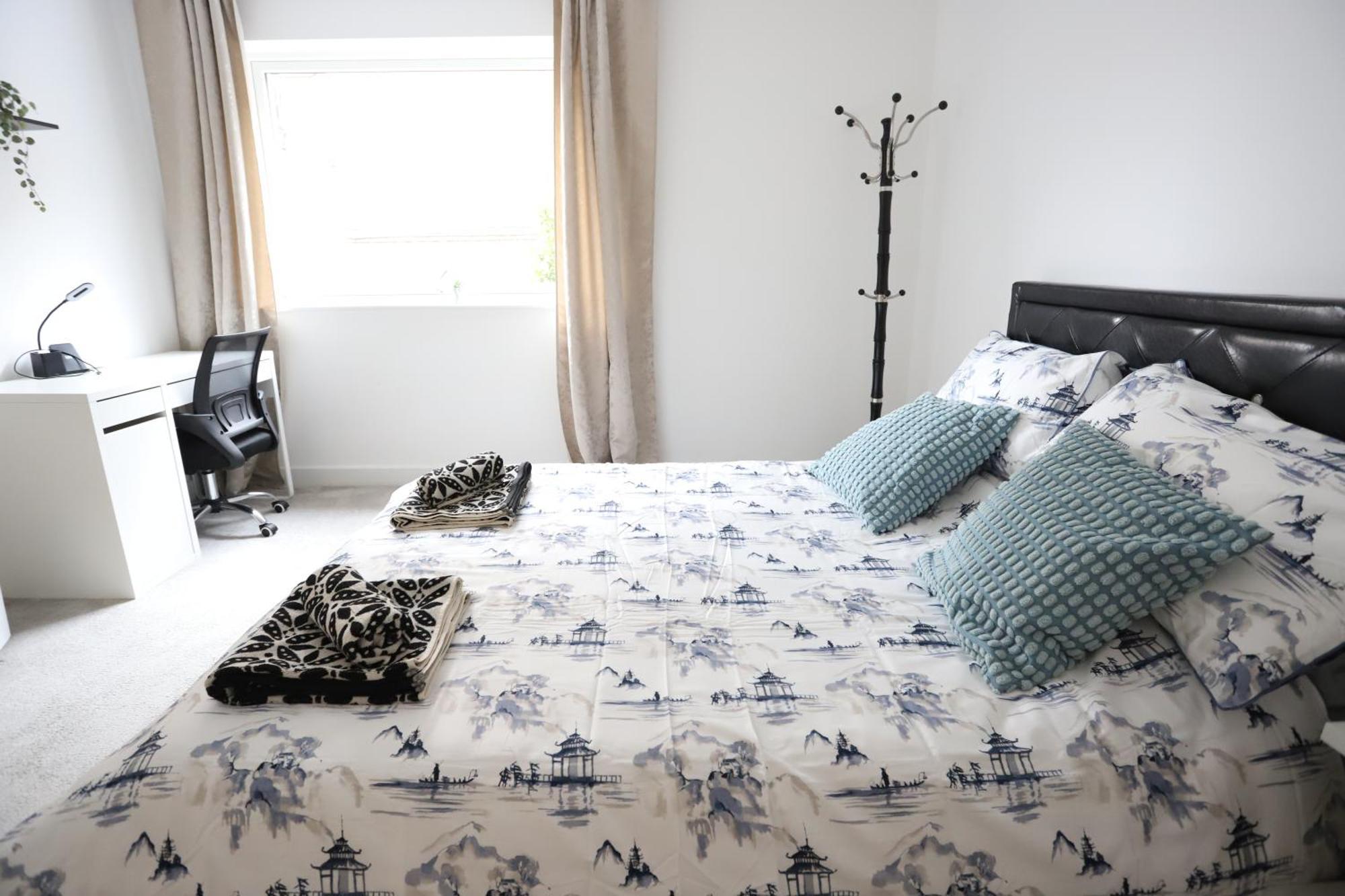 Spacious 3-Story Retreat With Rooftop Terrace And Modern Amenities Londyn Zewnętrze zdjęcie