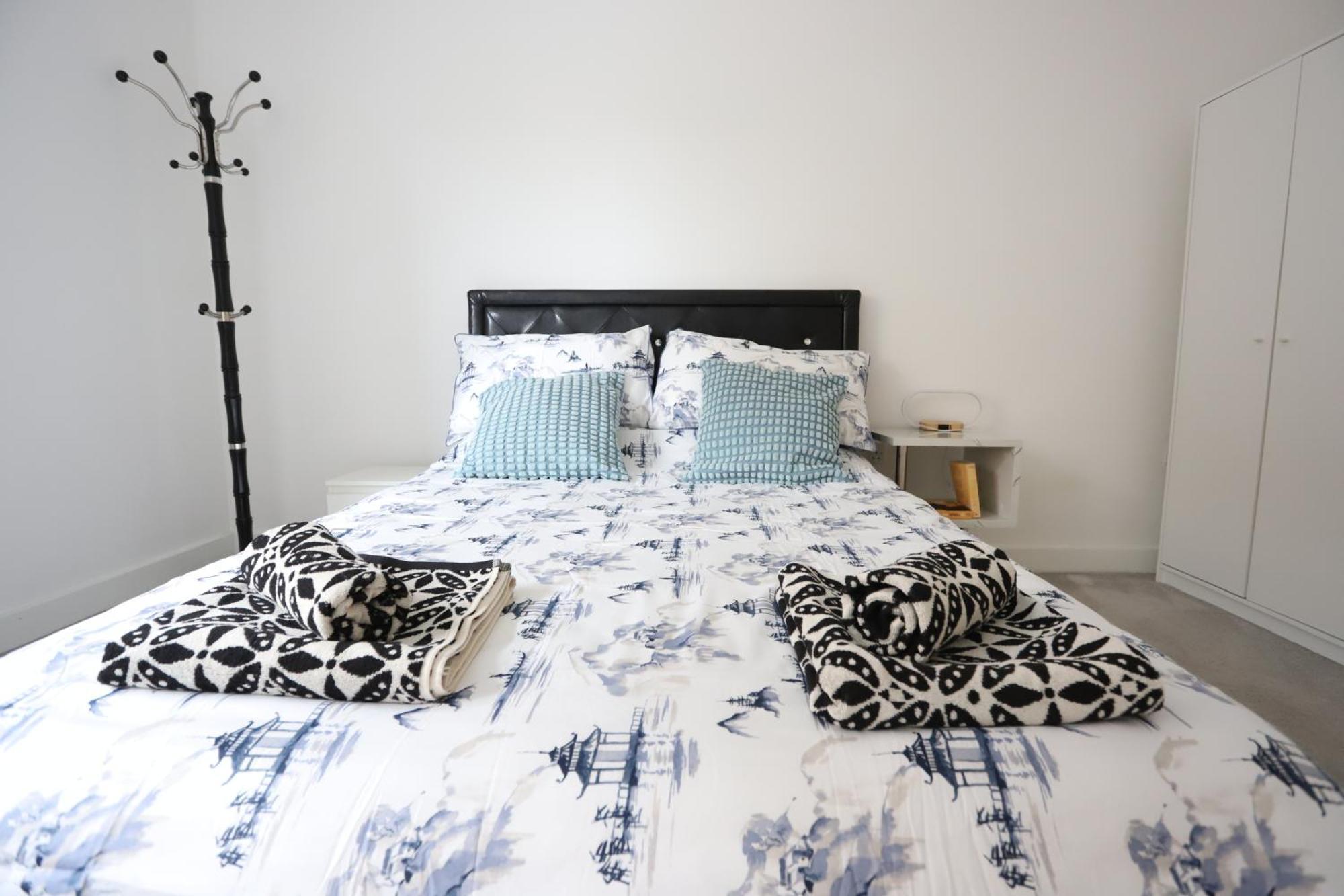 Spacious 3-Story Retreat With Rooftop Terrace And Modern Amenities Londyn Zewnętrze zdjęcie
