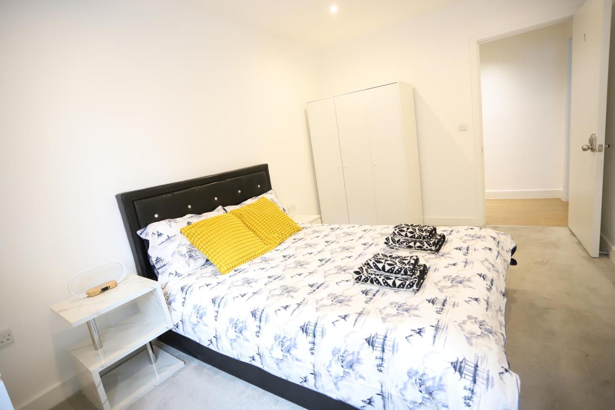 Spacious 3-Story Retreat With Rooftop Terrace And Modern Amenities Londyn Zewnętrze zdjęcie