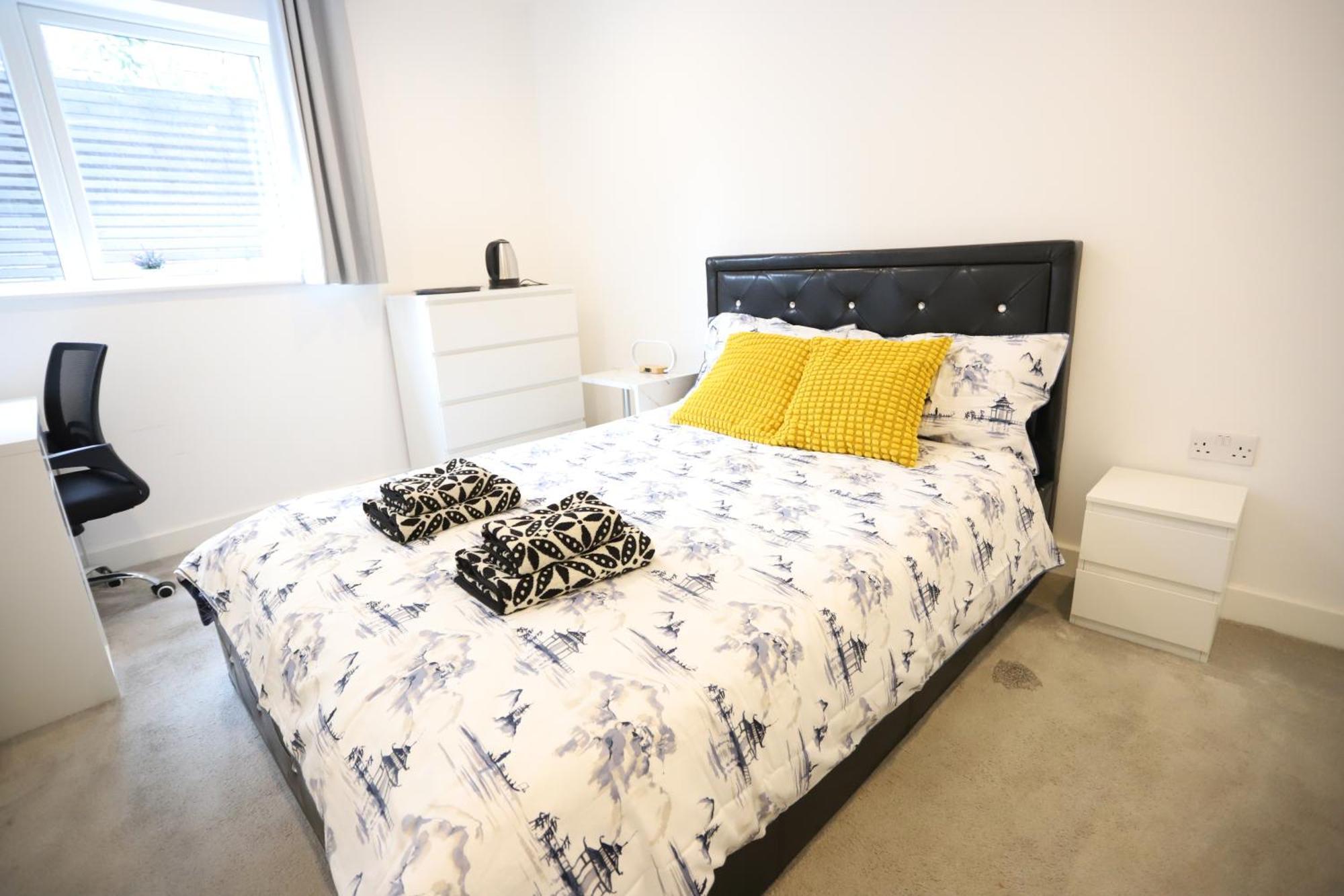 Spacious 3-Story Retreat With Rooftop Terrace And Modern Amenities Londyn Zewnętrze zdjęcie
